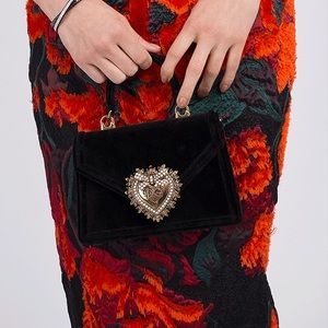 DOLCE & GABBANA
Nero Devotion Top Handle Velvet Bag